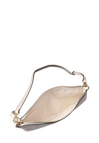 Kleines beiges Leder-Armbandtäschchen mit goldenem Reißverschluss und abnehmbarem Riemen, geöffnet gezeigt, um den leeren Stoffinnenraum zu zeigen.