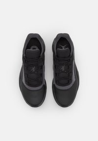 Sneaker nere con punta in pelle, pannelli in rete e design con lacci. Logo iconico sul lato e colletto imbottito per il comfort.