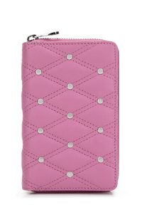 Portafoglio in pelle rosa con motivo a rombi, accenti di punti argentati e chiusura a zip. Texture liscia e design compatto.