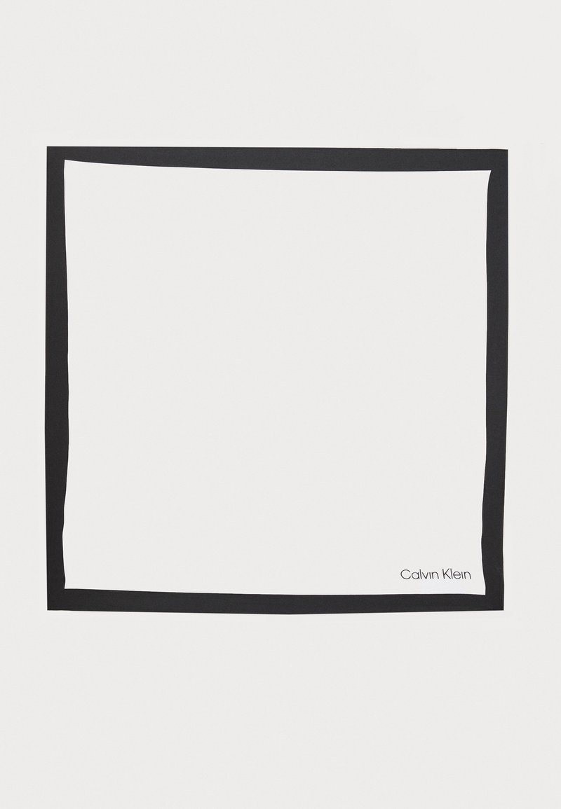 Hvit skjerf med en solid svart kant. Merkenavnet "Calvin Klein" vises i liten skrift i nederste høyre hjørne.
