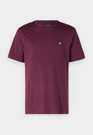 Bordo puuvillane t-särk ümmarguse kaelusega, lühikeste varrukate ja väikese kollase kotkaga logoga vasakul rinnal. Sile tekstuur, regulaarne lõige.