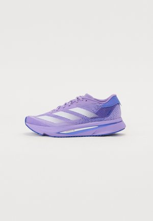 Baskets de course violettes avec un dessus en maille, des rayures blanches et des accents bleus. Présentent une forme aérodynamique et une semelle légère pour la performance.