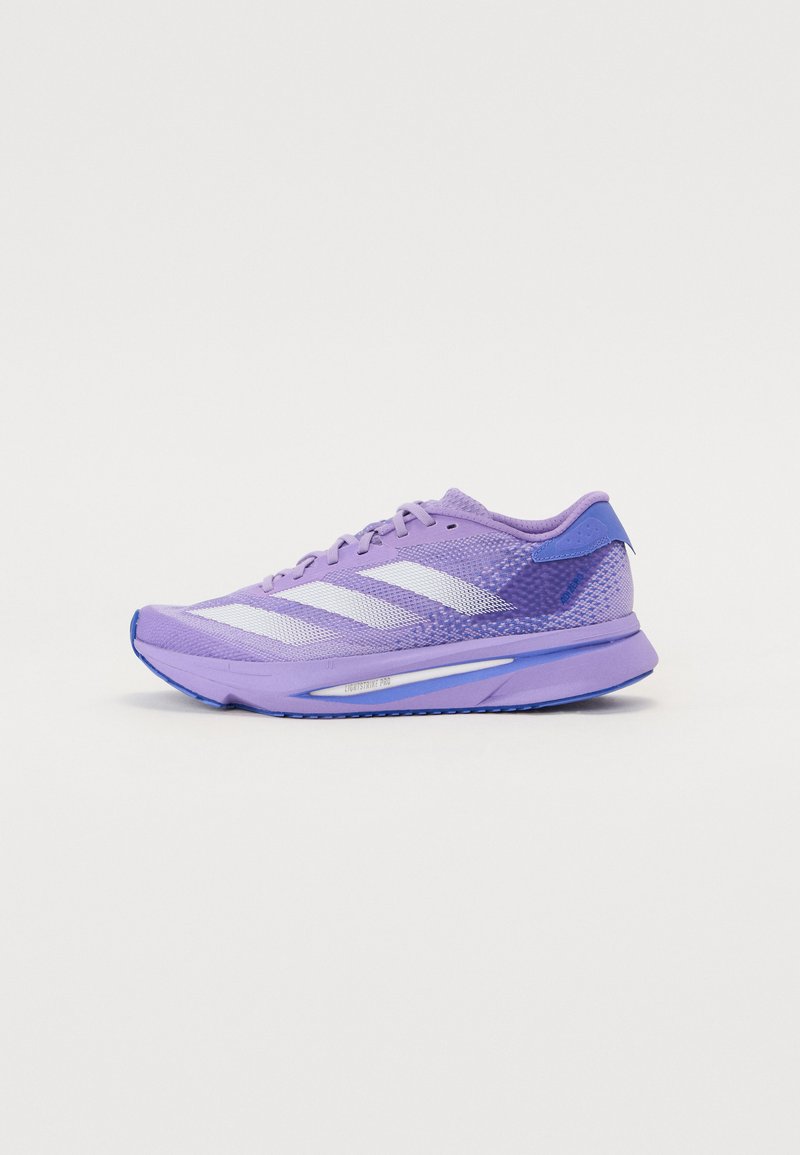 Zapatilla de running morada con parte superior de malla, rayas blancas y acentos azules. Presenta una forma aerodinámica y una suela ligera para un mejor rendimiento.