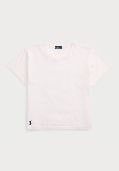 Balta medvilnės marškinėliai su apvalia iškirpte, trumpomis rankovėmis ir mažais tamsiai mėlynais logotipais kairiajame apatiniame kampe. Minkšta tekstūra ir klasikinis siluetas.