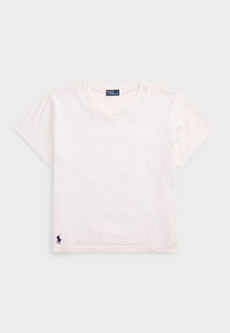 Bílý bavlněný tričko s kulatým výstřihem, krátkými rukávy a malým námořnickým logem v dolním levém rohu. Měkká textura a klasický střih.