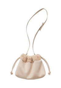 Borsa a secchiello beige con bordo in morbido peluche, lati con coulisse e tracolla regolabile, realizzata in materiale simile al suede.