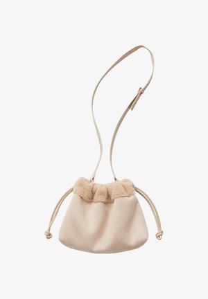Borsa a secchiello beige con bordo in morbido peluche, lati con coulisse e tracolla regolabile, realizzata in materiale simile al suede.