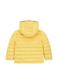 Geel pufferjack met een aansluitende capuchon, horizontaal doorgestikt oppervlak en een gladde textuur. Heeft een klein logo-label aan de zijkant.