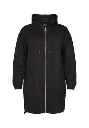 Sort lang hættetrøje med lynlås og lommer foran samt snore på hætten, vist mod en hvid baggrund.