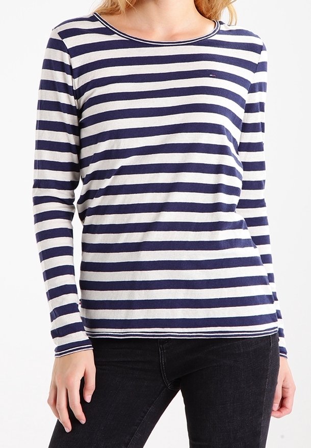 Lange mouw gestreept shirt in marineblauw en roomwit, met een ronde halslijn en zachte stof. Minimalistisch ontwerp met evenwijdige horizontale strepen.