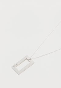 Hõbedane ristkülikukujuline ripatsiga kaelakee avatud keskpunktiga, millel on õhuke kett ja graveeritud tekst "le gramme." Minimalistlik disain.