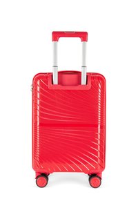 Valigia rigida rossa con un design ondulato texture, manico estensibile in alluminio e quattro ruote nere per la mobilità.