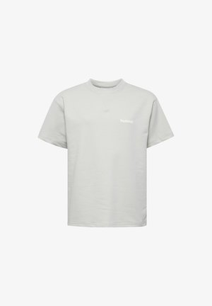 Lichtgrijs T-shirt met korte mouwen, ronde hals en klein wit "hummel" logo op de linkerborst.