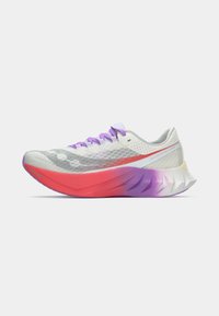 Scarpa da corsa bianca e viola con tomaia in rete, intersuola con un evidente gradiente rosso e rosa, e un caratteristico design della suola a forma di onda.