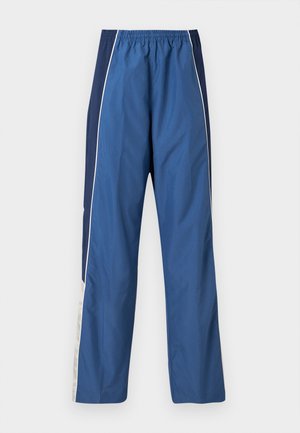 Blaue Sporthose mit leichtem, geschmeidigem Stoff. Elastischer Bund, kontrastierende dunkelblaue Seitenpaneele und weiße Akzentstreifen.