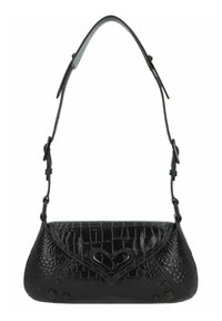 Borsa in pelle nera con stampa cocco, forma curva con un moschettone a forma di cuore decorativo, tracolla regolabile e dettagli testurizzati sulla superficie.