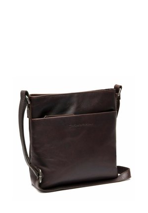 Bruine leren crossbody tas met een gladde textuur, een ritssluiting aan de bovenkant en een verstelbare schouderband; heeft een voorkant met een insteekvak en subtiele branding.