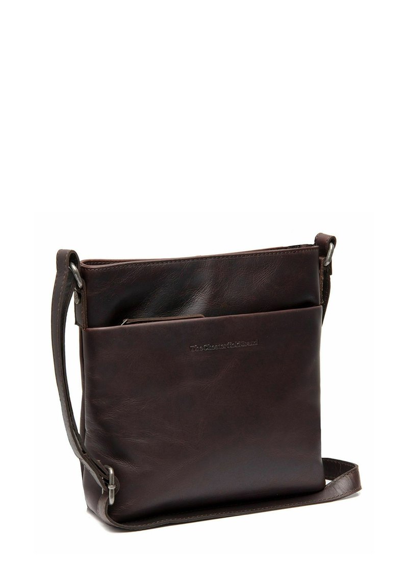 Borsa a tracolla in pelle marrone con una texture liscia, apertura superiore con zip e tracolla regolabile; presenta una tasca frontale e un marchio discreto.