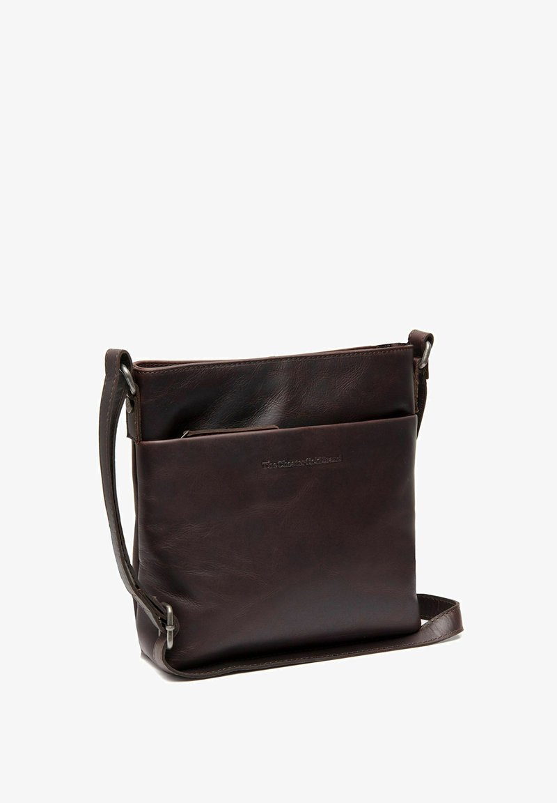 Borsa a tracolla in pelle marrone con una texture liscia, apertura superiore con zip e tracolla regolabile; presenta una tasca frontale e un marchio discreto.