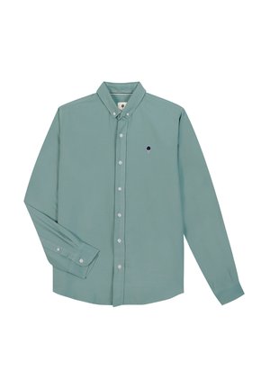 Langärmliges, meergrünes Hemd mit Knöpfen, geknöpftem Kragen und kleinem dunklem Baumemblem auf der linken Brust.