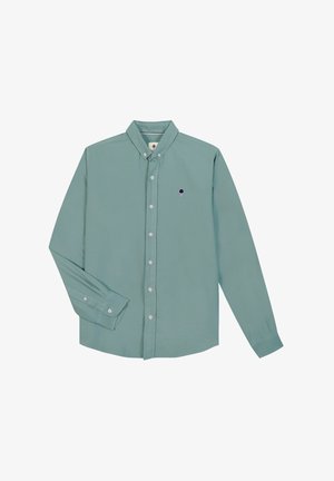 Langarmig overhemd in zeegroen met knopen, knoopsluiting bij de kraag en een klein donker boomembleem op de linkerborst.