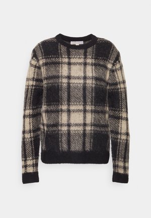 Pull en maille duveteuse noir et beige avec un grand motif à carreaux et des manches longues, présenté sur fond blanc.