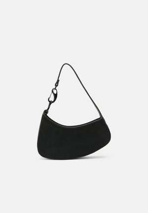 Svart håndveske med en buet form, glatt tekstur og en kort stropp med metallklips. Minimalistisk design uten mønstre eller aksenter.