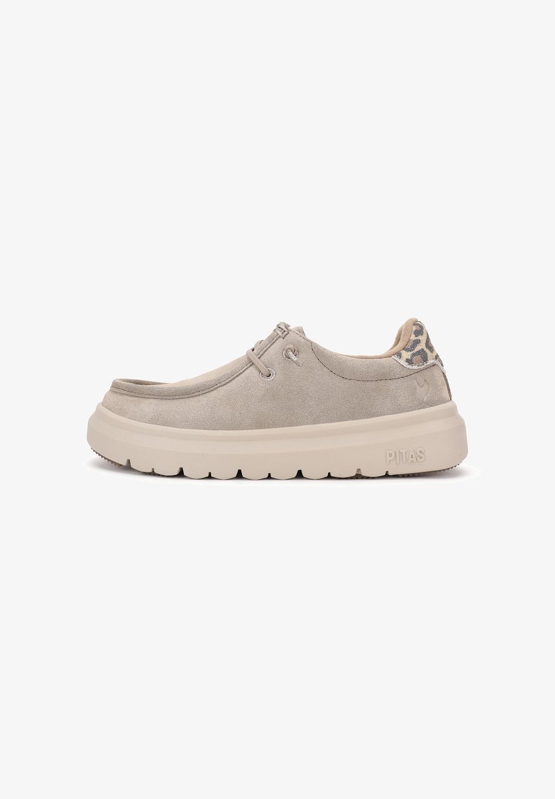 Baskets beige en suède avec une forme arrondie, dessus texturé, motif léopard contrastant au talon et semelle épaisse et rembourrée.
