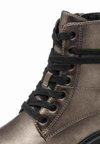 Bottine en bronze métallique avec lacets noirs, bout rond, surface texturée et œillets renforcés.