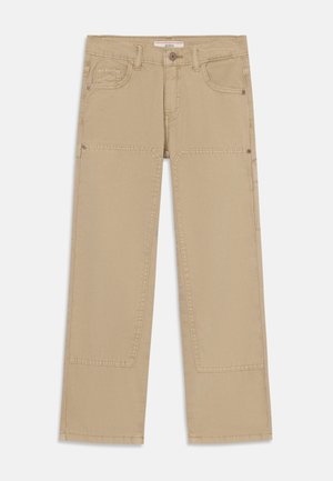 Beige cargobukser med lige ben, forstærkede knælapper, knaplukning, bæltestropper og flere lommer foran og på siderne.