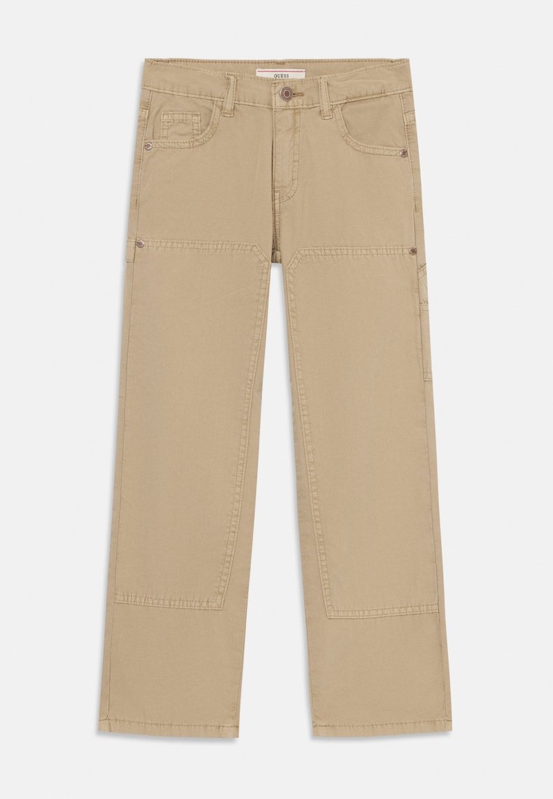 Pantalon cargo beige à jambe droite avec renforts aux genoux, fermeture par bouton, passants pour ceinture et multiples poches à l'avant et sur les côtés.