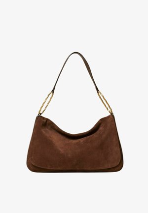 Borsa a tracolla in camoscio marrone con una singola tracolla in pelle fissata da anelli di metallo dorato intrecciati, design minimalista, struttura morbida.