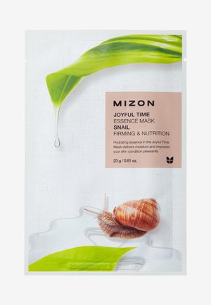 De verpakking van de Mizon Joyful Time Snail Essence Mask heeft een gestructureerde witte achtergrond, een groene blad, een bruine slak en een lichtroze label met productdetails.