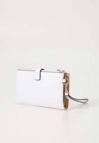 Valge kunstnahast rahakott sujuva tekstuuriga, kullast riistvara ja eemaldatava rihmaga. Omab klõpsuga kinnitust ja sisemisi sektsioone.