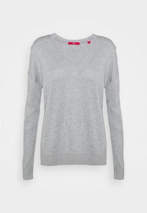 Pull en maille gris clair avec un col en V, des manches longues et des coutures d'épaule abaissées. Fabriqué en tissu doux et texturé avec un ourlet côtelé.