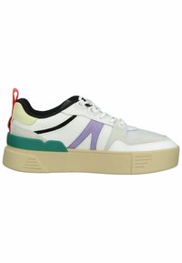 Baskets blanches avec semelle beige, détail latéral violet, accent vert au talon, languette rouge et doublure intérieure noire, vues de côté.