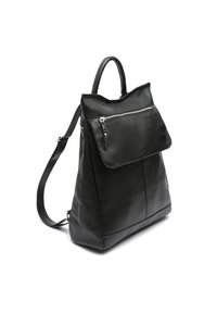 Mochila de cuero negro con una solapa plegable, bolsillo frontal con cremallera y correa ajustable. Textura suave y forma estructurada.