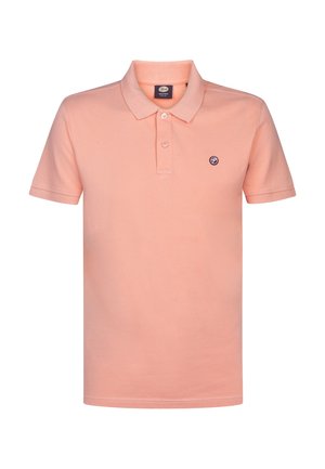 Jasnoróżowa koszulka polo z krótkimi rękawami, trzema guzikami i małym wyhaftowanym logo na lewej piersi. Miękki materiał bawełniany.