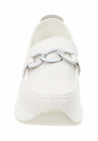Scarpa bianca slip-on con texture perforata, dotata di una prominente catena argentata sopra e un design della suola liscia.