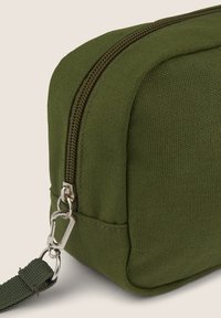 Borsa rettangolare verde oliva realizzata in tessuto testurizzato, dotata di zip in metallo e moschettone; design robusto con tracolla.