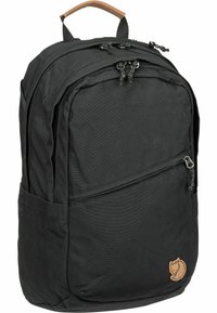 Schwarzer Stoff-Rucksack mit einem braunen Ledergriff, zwei Reißverschlusstaschen und einer Fronttasche. Auf der unteren Vorderseite befindet sich ein Logo eines Fuchses.