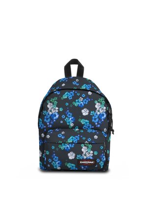 Zwarte rugzak met blauw, groen en wit bloemenpatroon, voorvak met rits, zwart handvat en Eastpak-logo op het vak.