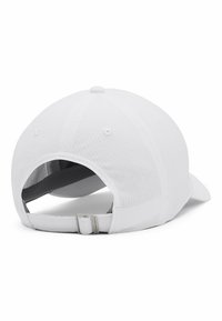 Gorra blanca con tela texturizada, visera curva, correa trasera ajustable con cierre de metal y forro interior suave en gris.