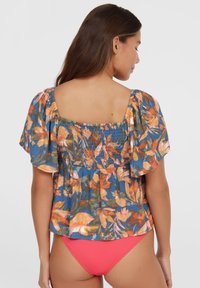 Blumenbluse mit quadratischem Ausschnitt, kurzen Volantärmeln und einem gerafften Rückenteil. Sie hat leuchtend orangefarbene und gelbe Blumen auf blauem Hintergrund.