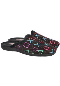 Par de zapatillas negras sin cordones con formas geométricas coloridas que incluyen círculos, cuadrados, triángulos y cruces en la tela superior.