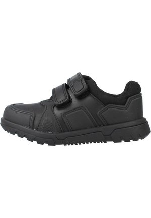 Zapato atlético negro con un upper texturizado, doble correa de Velcro, un cuello acolchado y una suela de goma robusta y con patrón.
