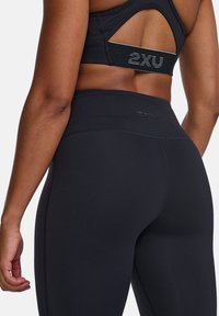 2XU FORM HI-RISE COMPRESSION - Träningsshorts 3/4-längd - black black