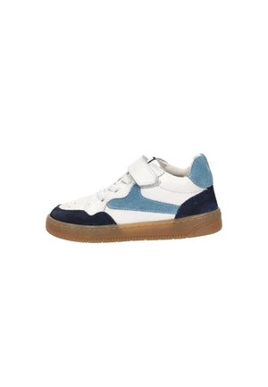 Witte sneaker met bruine zool, blauwe en marineblauwe suède accenten, veterluiting aan de voorkant en een witte klittenbandsluiting bovenop.