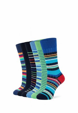 Sei calzini a righe colorati in tonalità di blu, verde e nero, ciascuno con motivi unici di strisce orizzontali, disposti fianco a fianco.