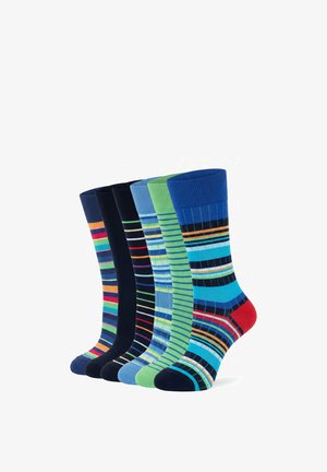 Sei calzini a righe colorati in tonalità di blu, verde e nero, ciascuno con motivi unici di strisce orizzontali, disposti fianco a fianco.